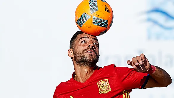 Antonio José Mayor Hernández controla un balón