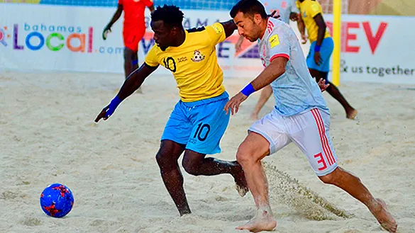 Antonio José Mayor controla un balón