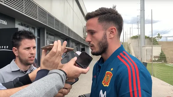 Saúl ÑÍguez atiende a los medios