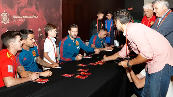 Paco Alcácer, Nacho Fernández y Jesús Joaquín Fernández "Suso" comparten su tiempo con los aficionados durante la concentración en Sevilla