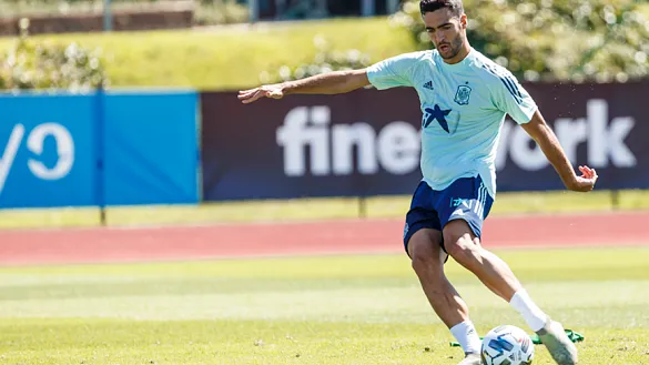 Mikel Merino golpea el balón durante el entrenamiento