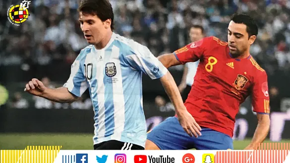 Messi y Xavi disputan un balón