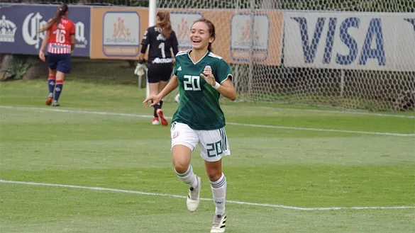 Una jugadora de México celebra un gol