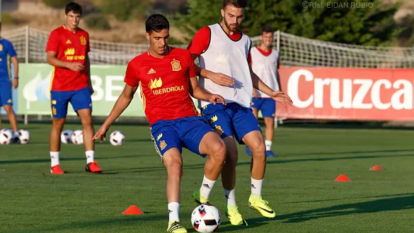 Mikel Merino lucha por un balón durante el entrenamiento de los Sub-21