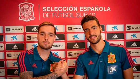 Mikel Merino y Pol Lirola atienden a los medios de comunicación en la rueda de prensa