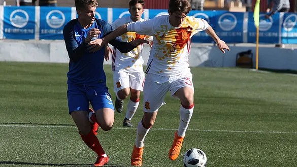 Juan Miranda conduce un balón ante los franceses