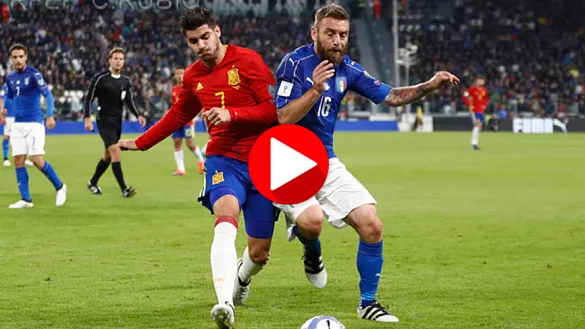 Álvaro Morata lucha por un balón durante el partido disputado en Turín