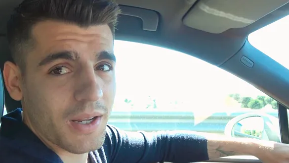Álvaro Morata en su coche camino de la concentración