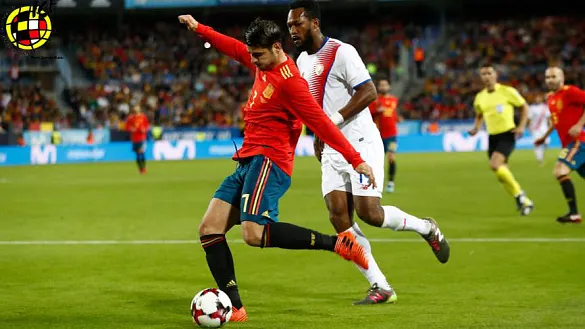 Morata remata a puerta ante la presión de un rival