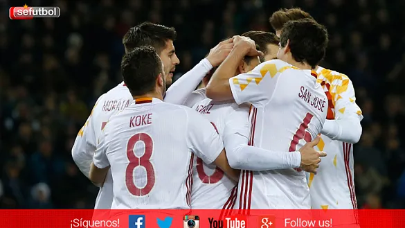 La selección española celebra un gol ante Italia