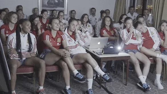 Las jugadoras viendo el vídeo de motivación