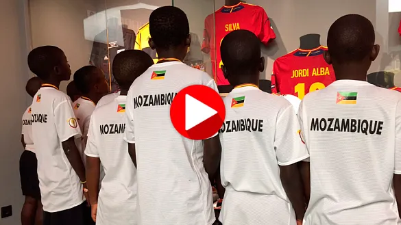 Niños de mozambique visitan el Museo de la Selección
