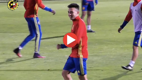 Munir el Haddadi celebra su golazo durante el entrenamiento de los Sub-21