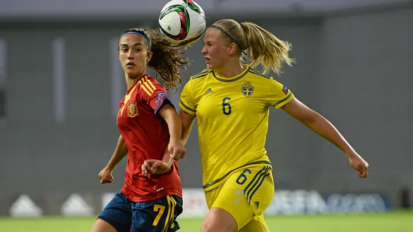 Nahikari García lucha un balón ante Suecia