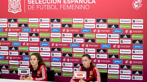 Nerea Eizagirre y Eva Navarro en rueda de prensa