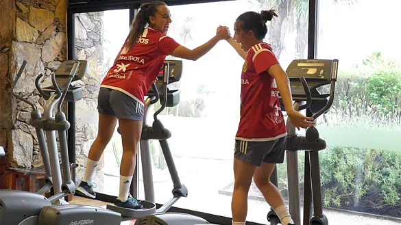 Nerea y Eva se chocan la mano en el gimnasio