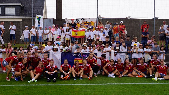 Los niños de Rosporden se fotografían con las jugadoras de la Selección española Sub-20