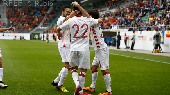 Cesc y Silva felicitan a Nolito por uno de sus goles ante Bosnia