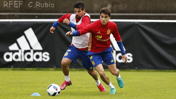 Nolito pugna con Marc Bartra por un balón 