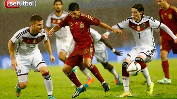 Nolito pelea un balón ante Alemania