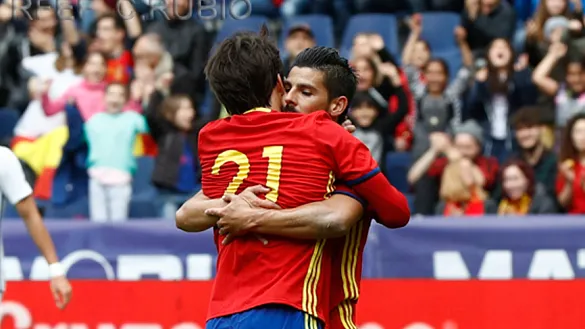 Nolito y Silva se abrazan con la selección