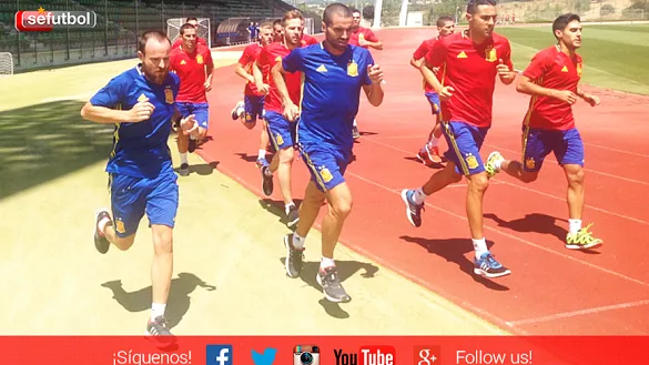 Los jugadores de la Selección Española de Fútbol Sala se ejercitan sobre la pista de atletismo de la Ciudad del Fútbol