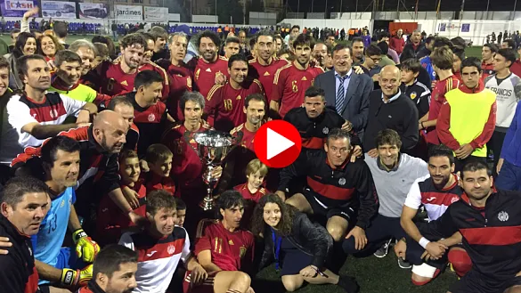 La Selección Española de Leyendas posa sobre el campo de El Hornillo de Huércal-Overa