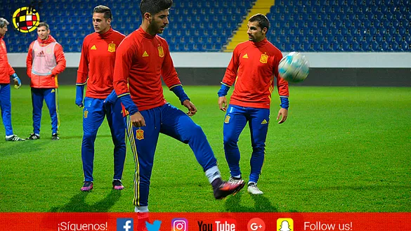 Marco Asensio da toques al balón en el entrenamiento de los Sub-21 en Austria