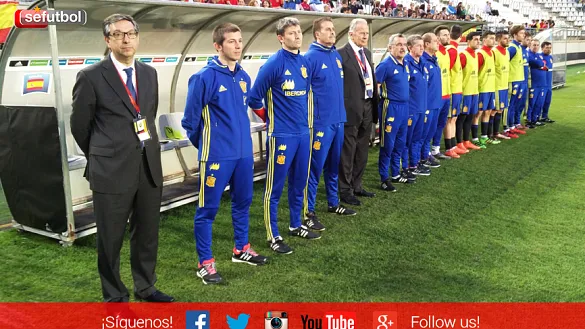 El banquillo de la Selección Española Sub-21 durante los prolegómenos del encuentro ante Noruega en Murcia