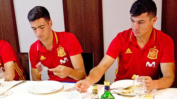 Mikel Merino y Diego González durante el almuerzo de la Selección española Sub-21