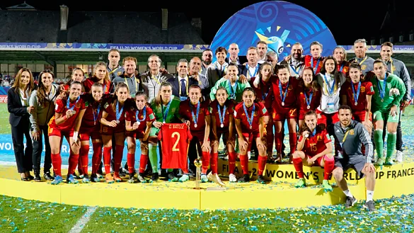 La Selección Sub-20 femenina posa en el podio tras conseguir el subcampeonato del Mundo en Francia