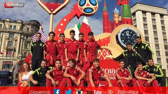 La Selección Española Sub-16 posa en la Plaza Roja de Moscú