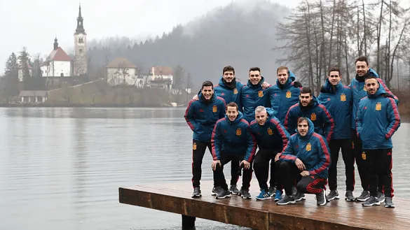 Los jugadores de la selección española de fútbol sala posan en las inmediaciones del lago de Bled (Eslovenia)