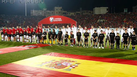 Las selecciones de Albania y España posan para los himnos antes de su partido en Skhoder