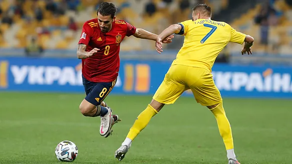 Dani Ceballos supera a un rival durante el encuentro frente a Ucrania en Kiev