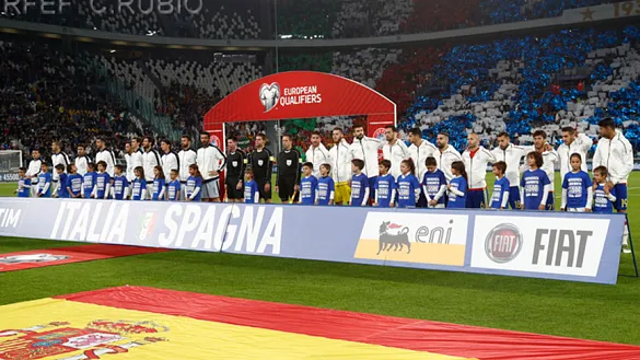 Las selecciones de Italia y España posan antes de su encuentro en Turín