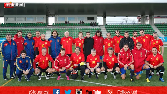 Las Leyendas de la Selección posan junto a los asistentes del clinic de Sanitas