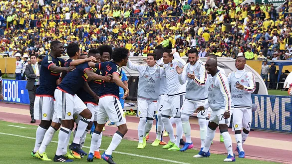 Los jugadores de la selección colombiana festejan un gol