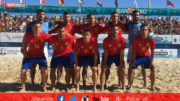 La Selección Española de Fútbol Playa posa en Sangenjo antes de su encuentro frente a Ucrania