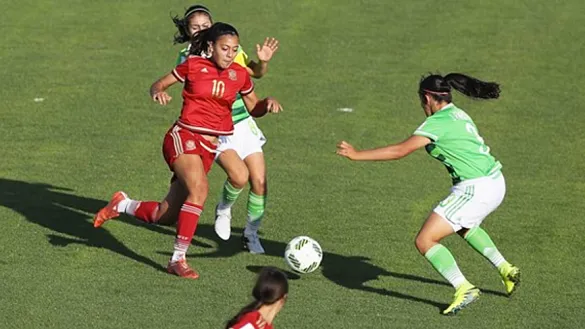 Paula Fernández intenta escaparse de dos rivales mexicanas