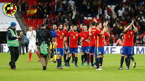 La Selección Española saluda al público asistente en el estadio de Wembley