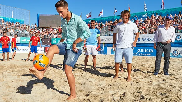 Denis Suárez realiza el saque de honor en Sangenjo
