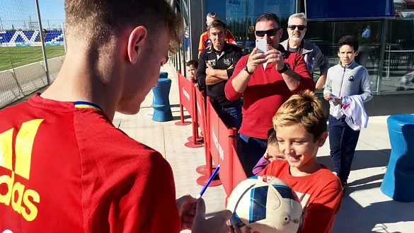 El jugador internacional Sub-21 Toni Lato firma a los aficionados que han acudido al entrenamiento de la Selección española Sub-21 