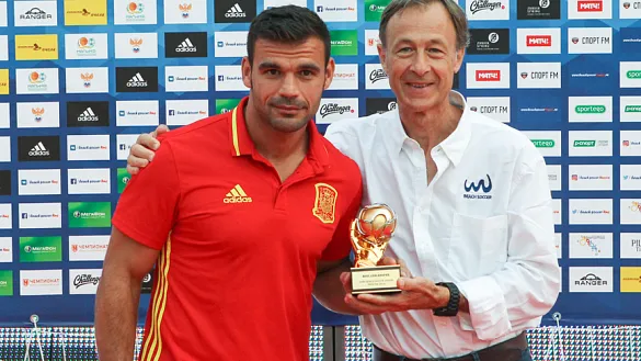 Dona posa con su trofeo al mejor guardameta del torneo