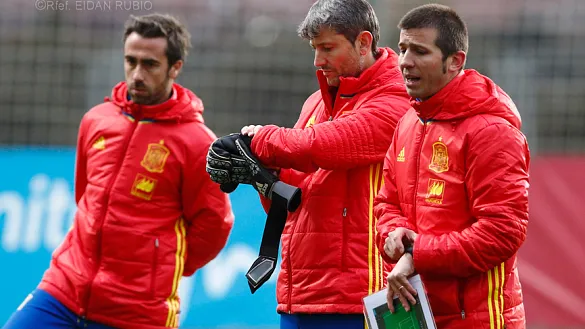 El Seleccionador nacional Sub-21, Albert Celades, ofrece indicaciones durante el entrenamiento