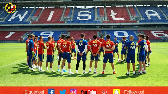 La Selección española Sub-21 reunida antes de su entrenamiento en el estadio del Wisla de Cracovia