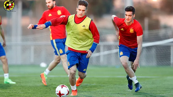 Denis Suárez es perseguido por Mikel Merino durante el entrenamiento de la Selección Española Sub-21