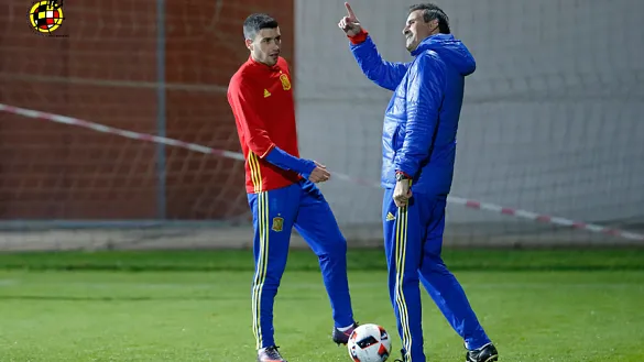 Aarón Martín Caricol conversa con el preparador físico Juan Carlos Gómez Perlado durante el entrenamiento de la Selección Sub-21