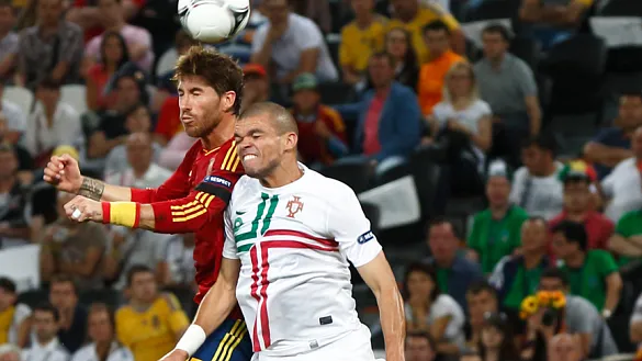 Sergio Ramos y Pepe durante la semifinal entre España y Portugal en 2012