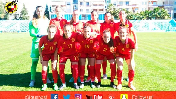 La Selección española Sub-19 femenina posa antes de su encuentro frente a Azerbaiyán en Dürres